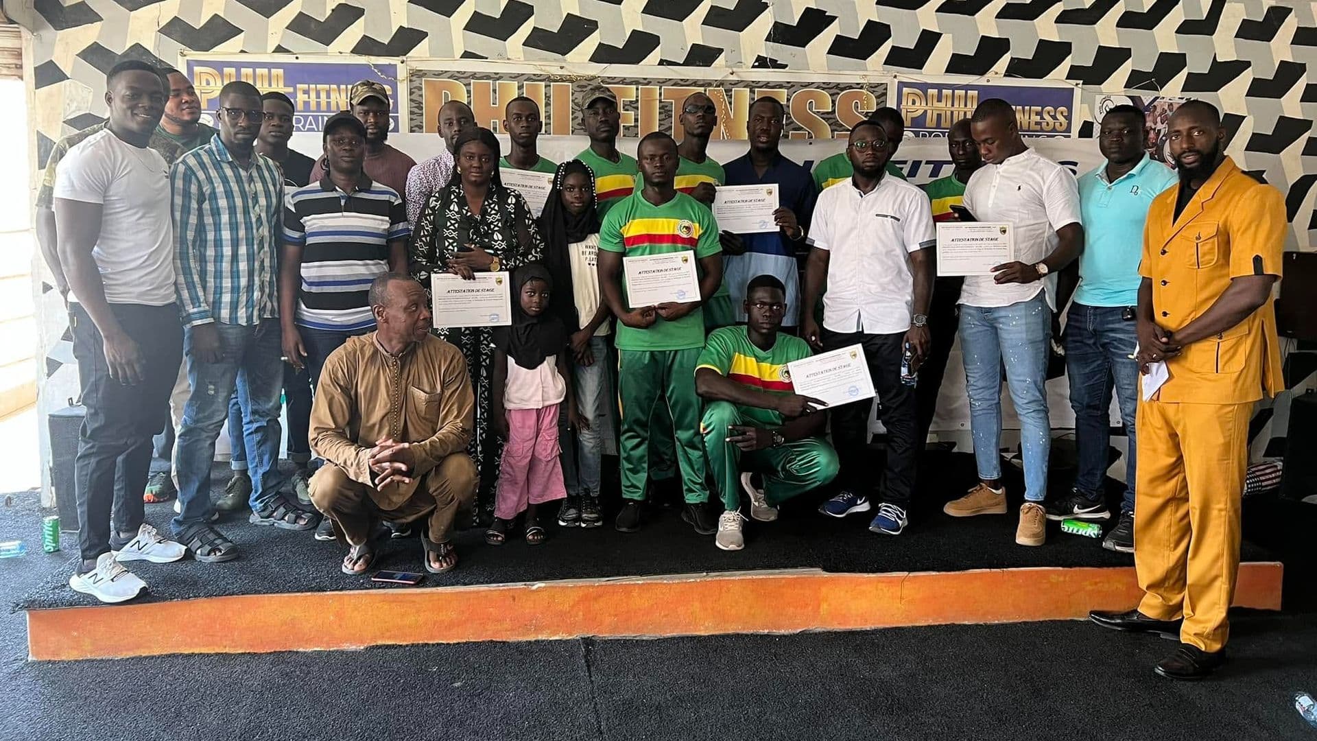 Remise des attestations de stage à des stagiaires de la FIIT Academy