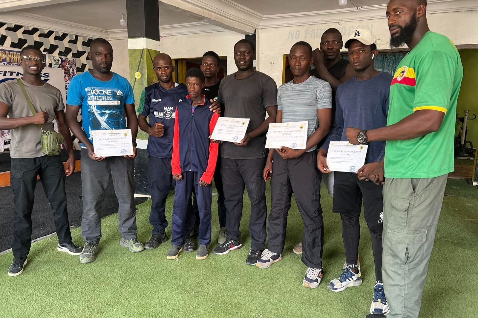 Stagiaires de la FIIT Academy avec leurs certificats de participation, Guédiawaye