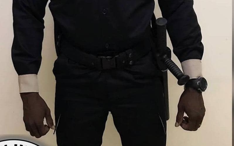 Agent FIIT en uniforme, prêt pour la prise de poste