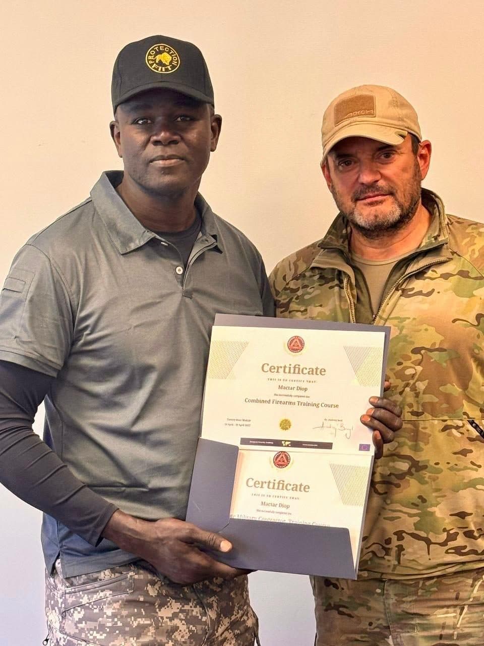 Double certification internationale de tir remise à Mactar Diop par son instructeur