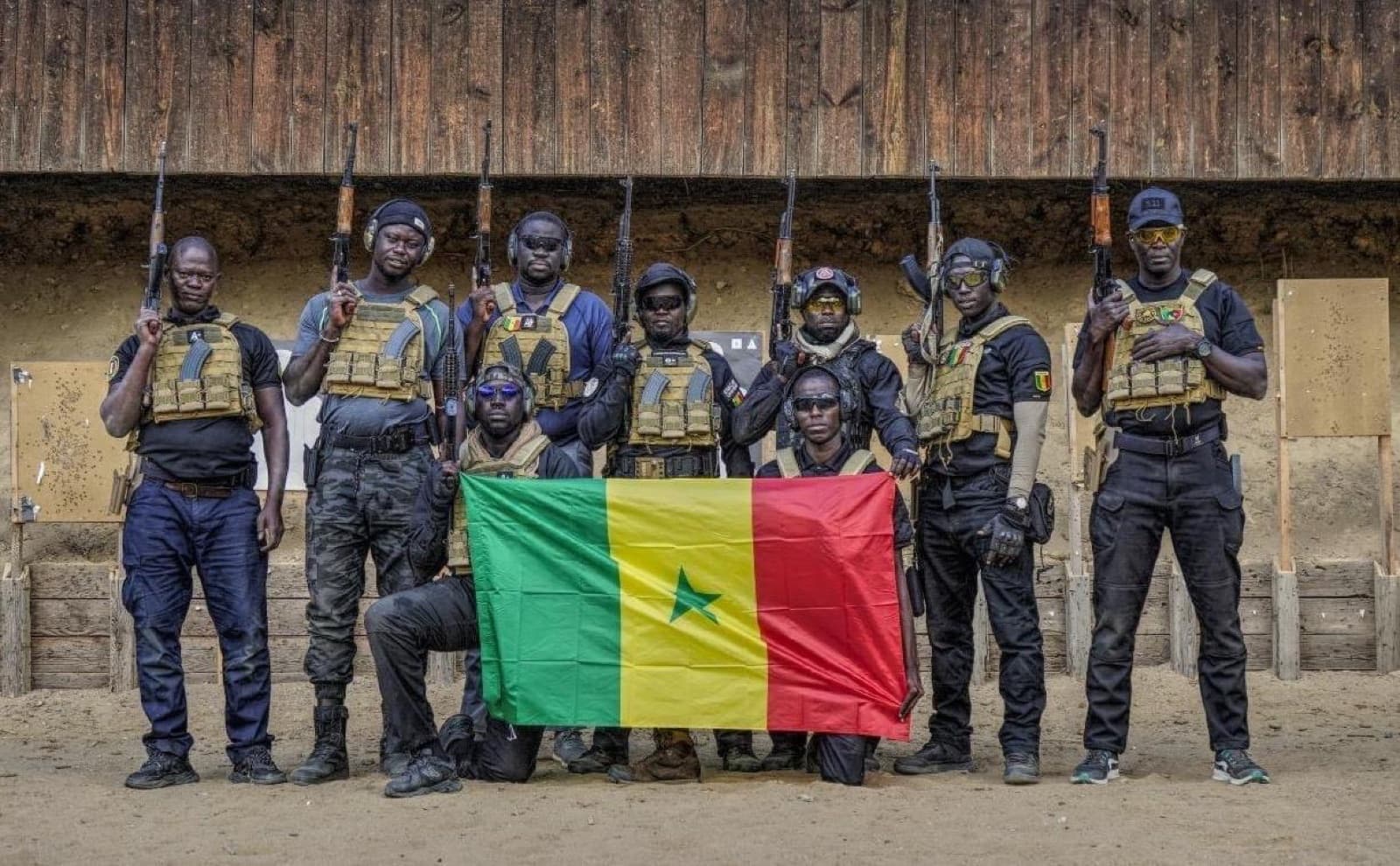 Promotion FIIT au stand de tir, drapeau du Sénégal en main