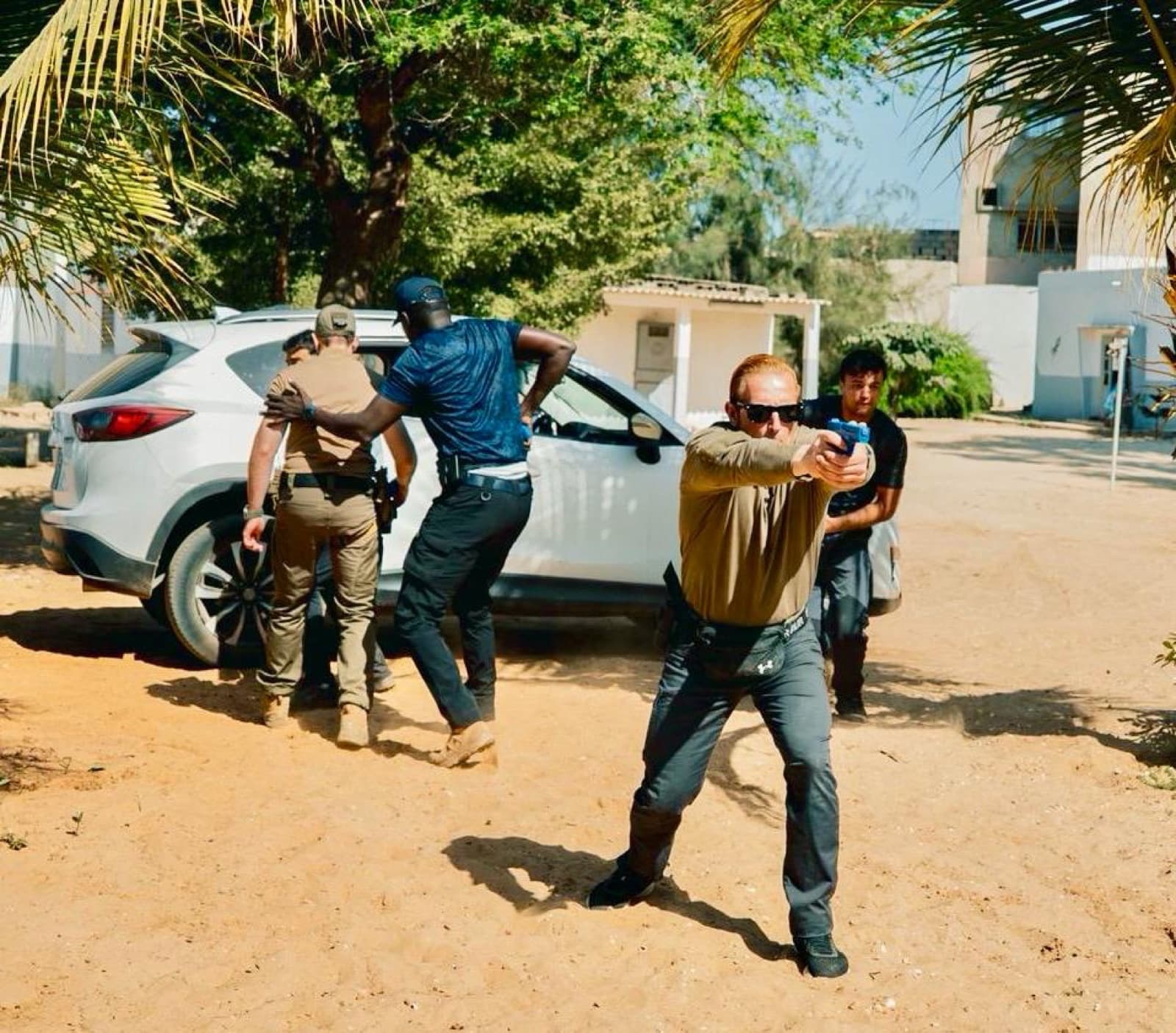 Exercice d'exfiltration : le protégé est escorté vers le véhicule sous couverture