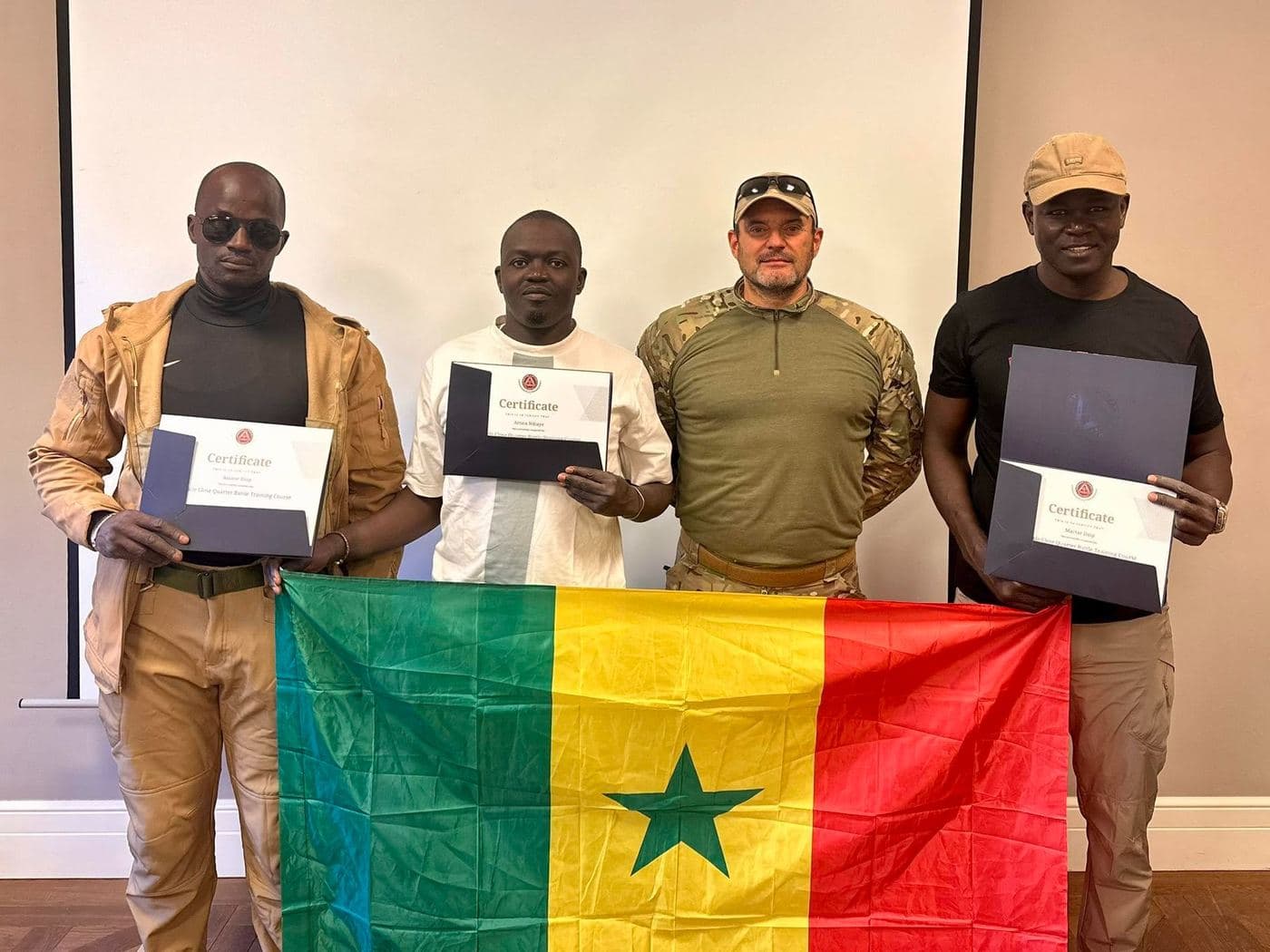 Remise de certificats avec le drapeau du Sénégal