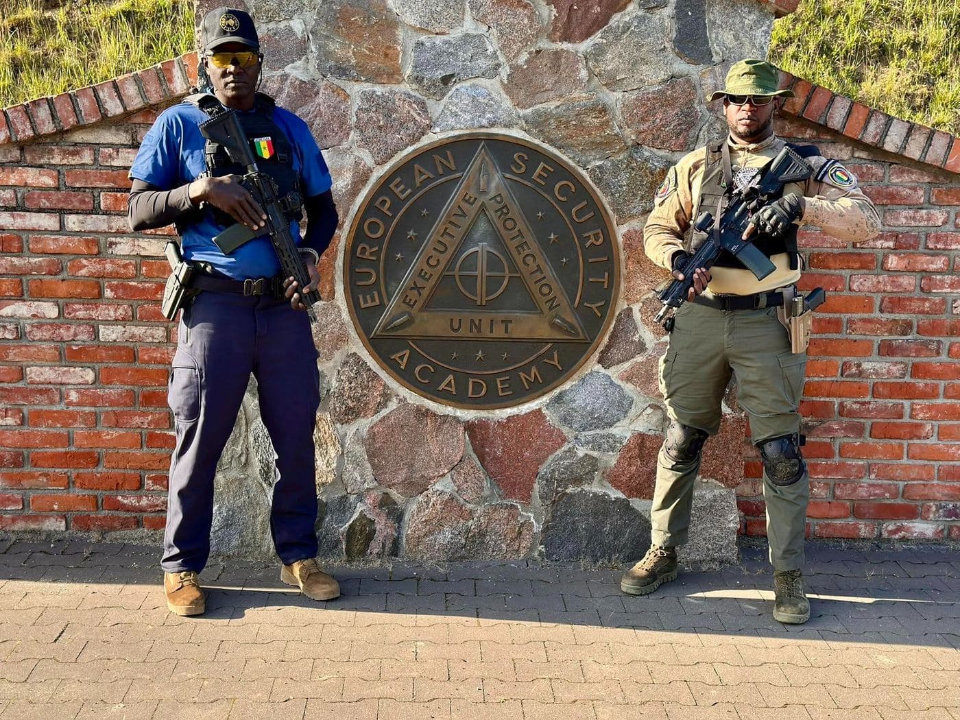 Deux agents FIIT devant le mur de l'European Security Academy