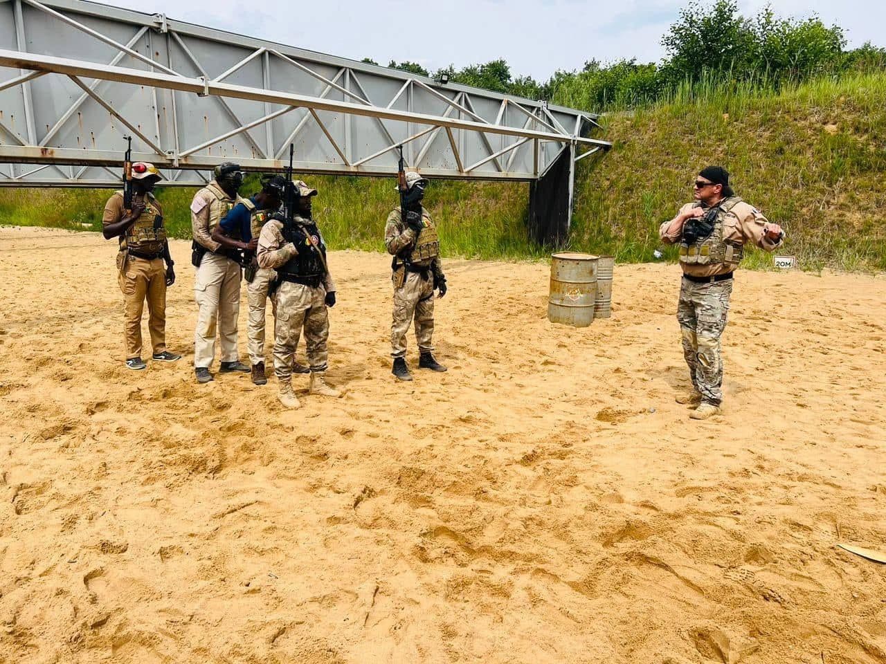 Exercice de tir en ligne au stand
