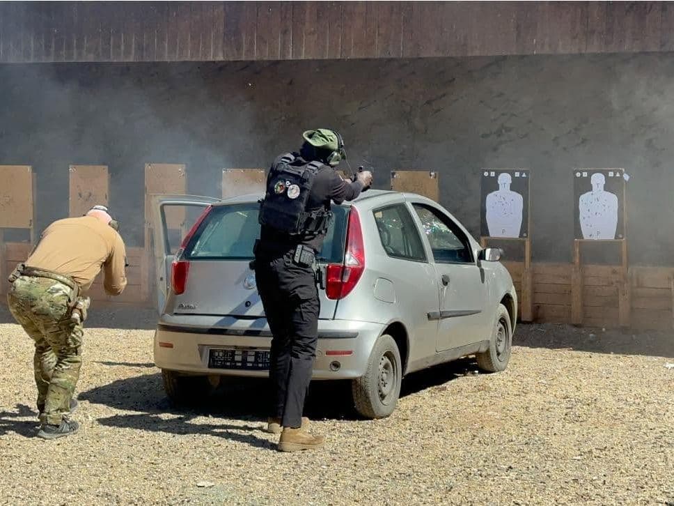 Exercice de tir autour d'un véhicule