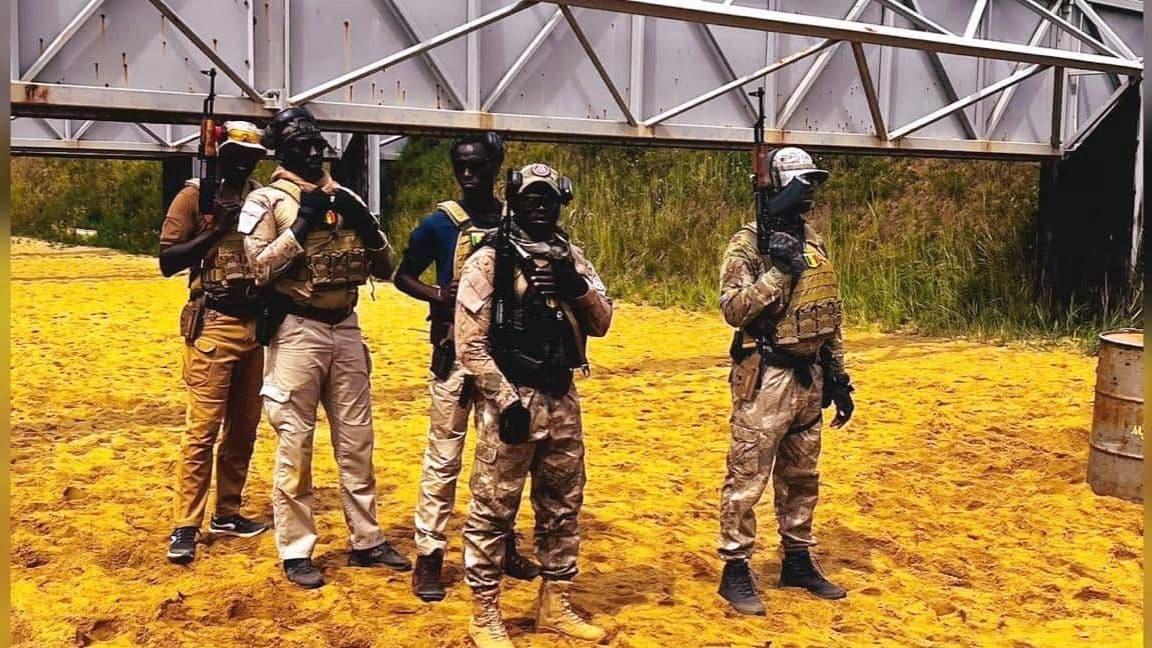 Agents FIIT en formation tactique au stand de tir