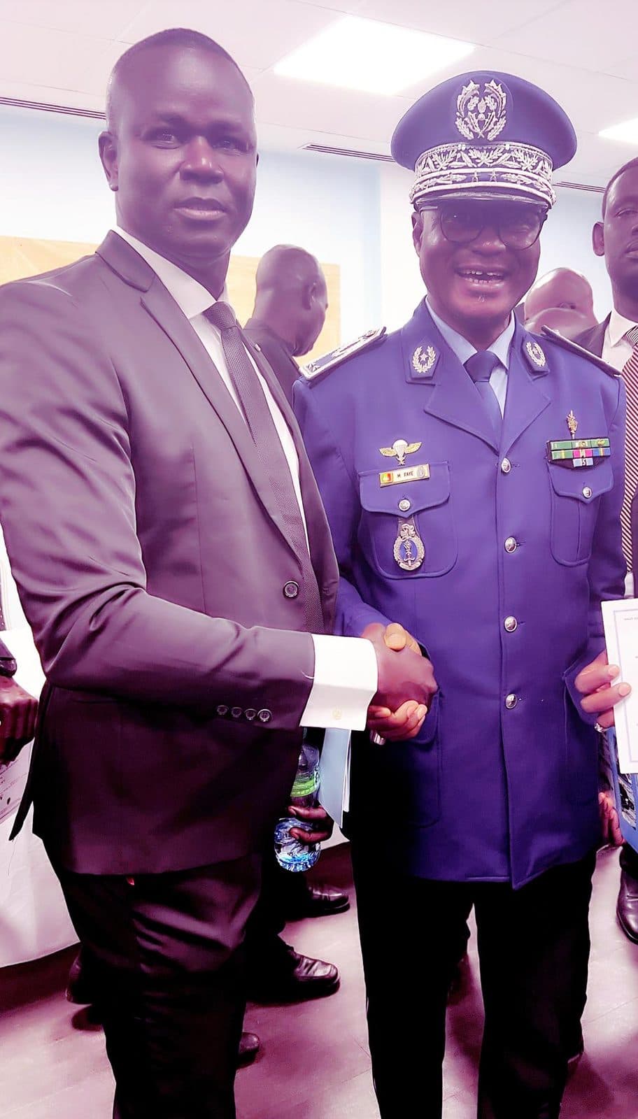 Poignée de main entre Mactar Diop et un officier général de la Gendarmerie sénégalaise