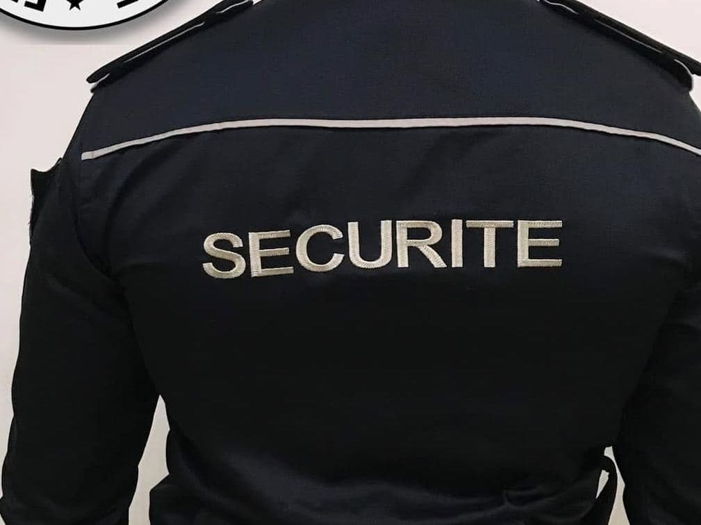 Agent de sécurité FIIT de dos, tenue Sécurité