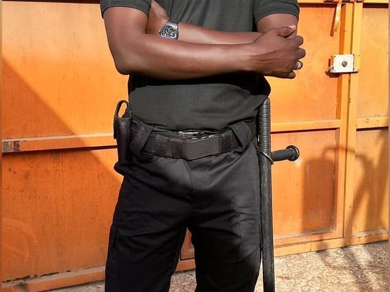 Agent FIIT en poste devant un portail