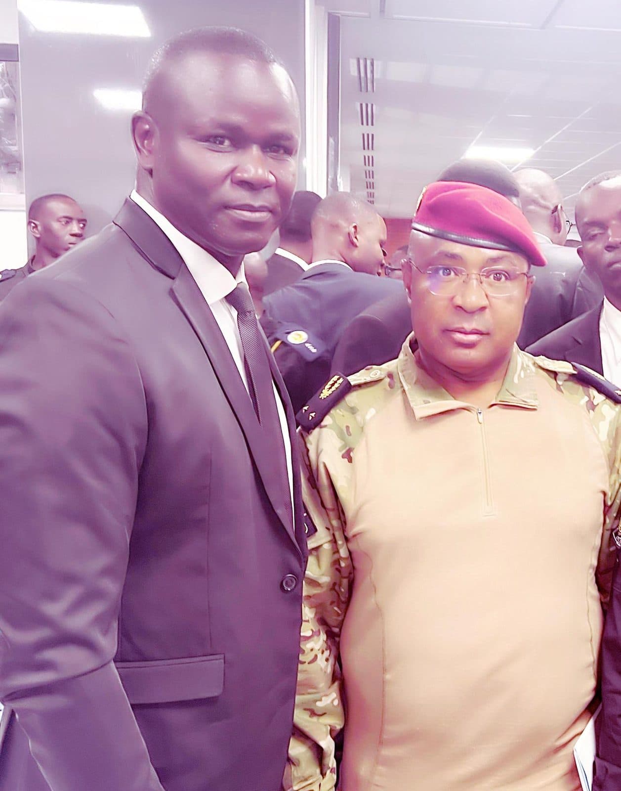 Mactar Diop aux côtés d'un officier général lors d'une cérémonie officielle