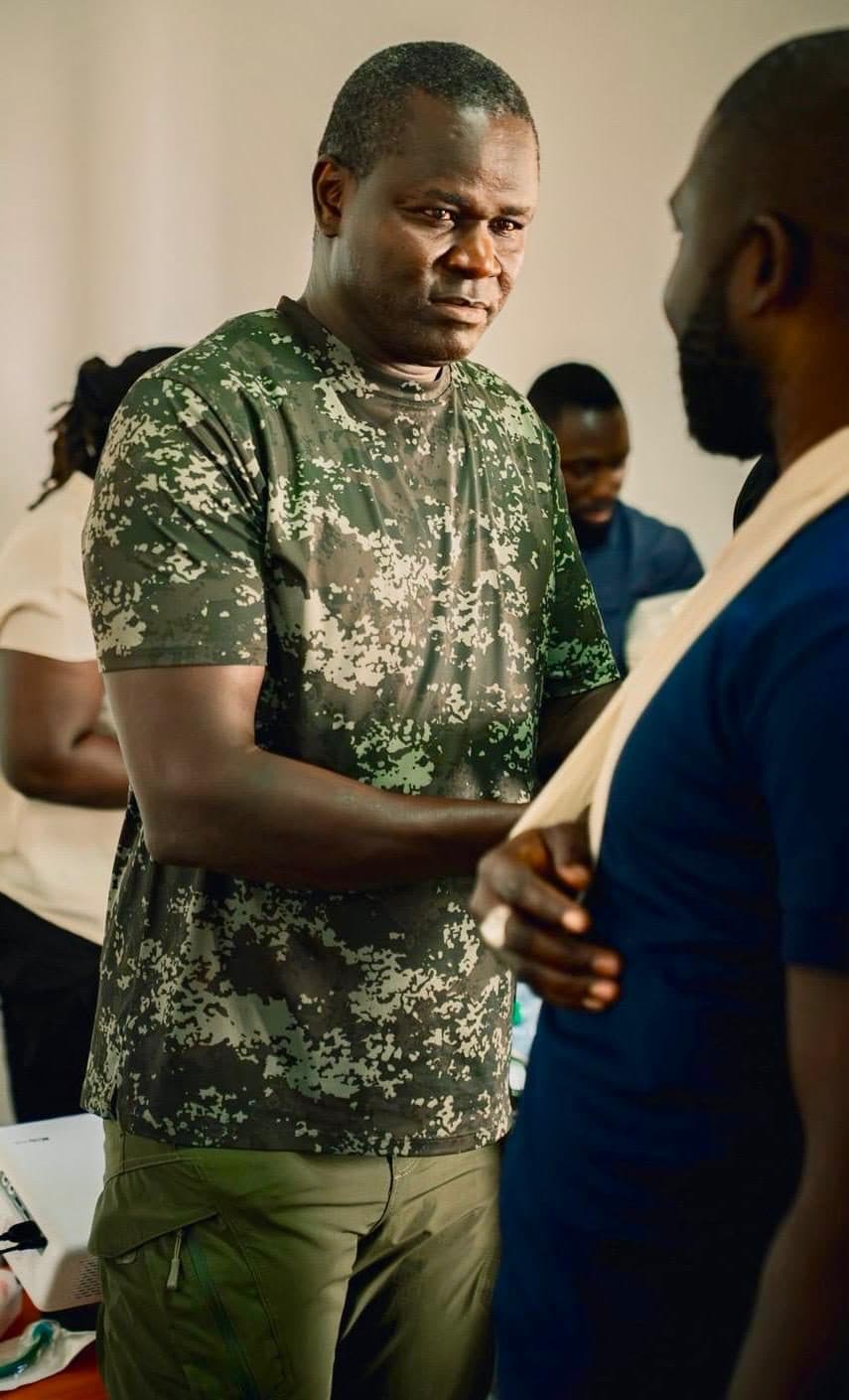 Atelier secourisme : pose d'une écharpe de contention lors d'une formation FIIT
