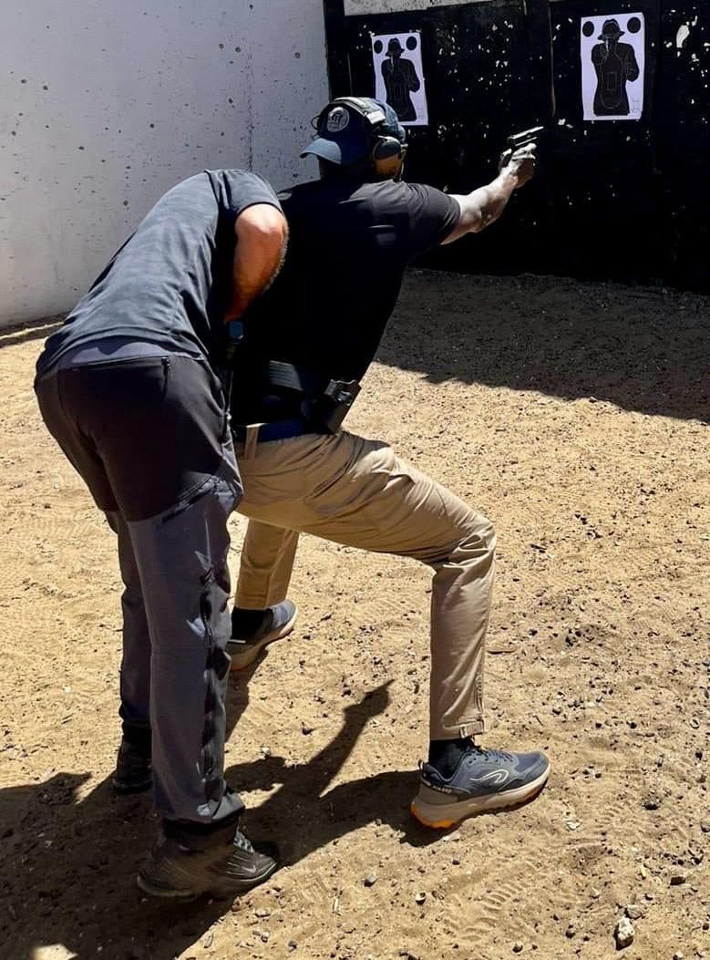 Séance de tir encadrée par l'instructeur, cibles en fond de stand