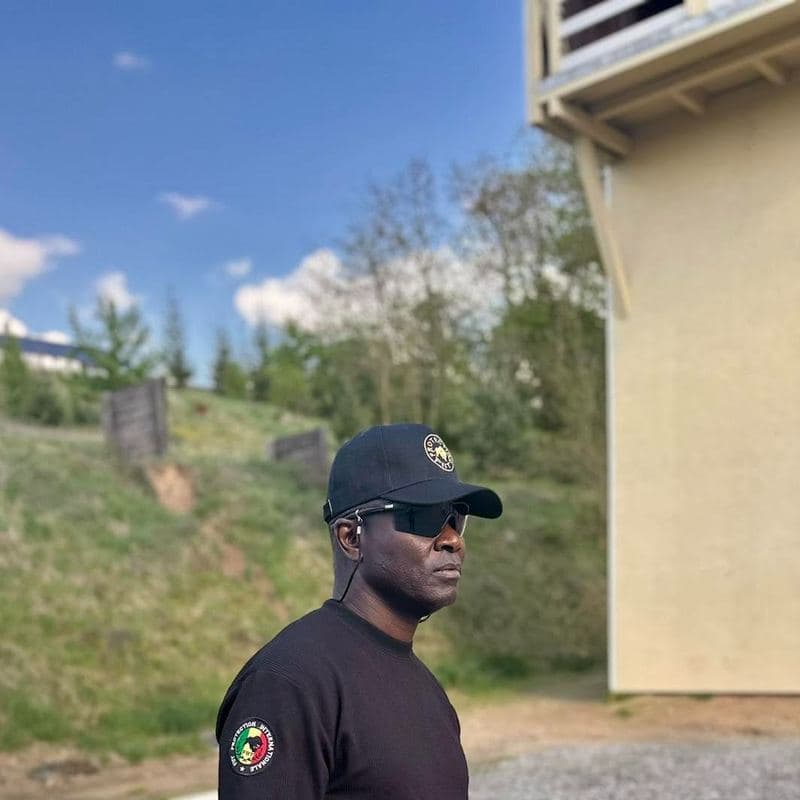Agent FIIT en tenue noire sur un terrain d'entraînement