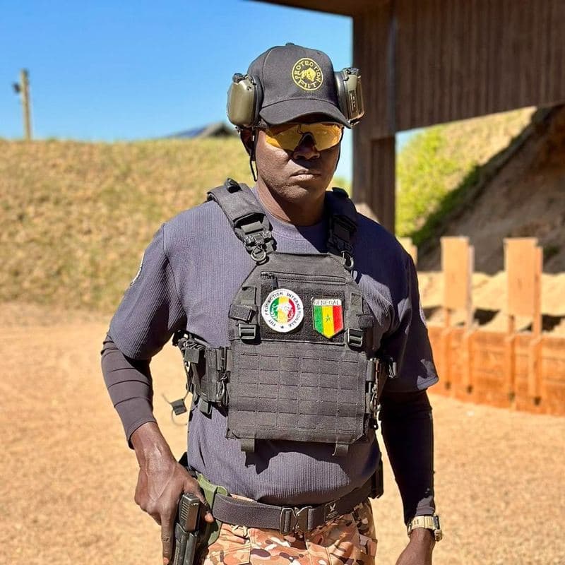 Agent FIIT avec gilet et casque au stand de tir